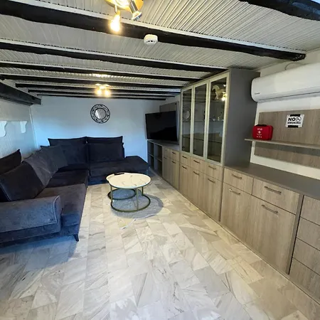 Apartman By Eftymia Néa Róda